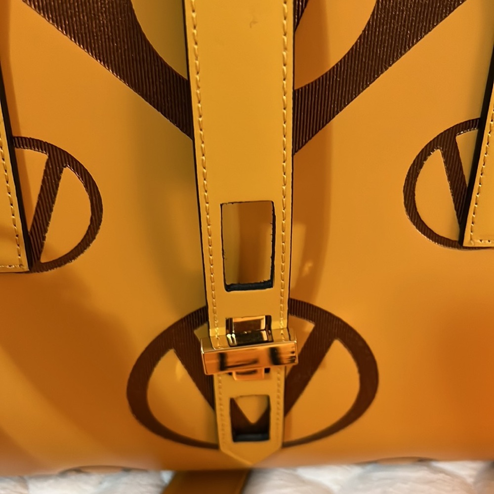 VALENTINO
HANDBAGS - Picture 7 of 8